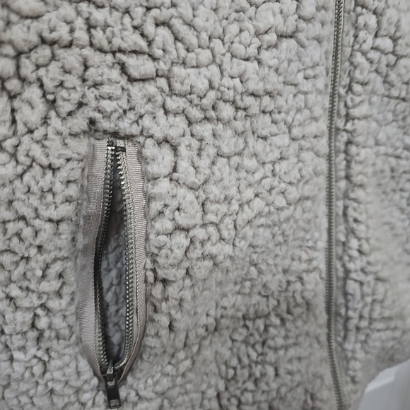 Thread And Supply Cozy Sherpa Fleece Vest Size M - Picture 3 of 10